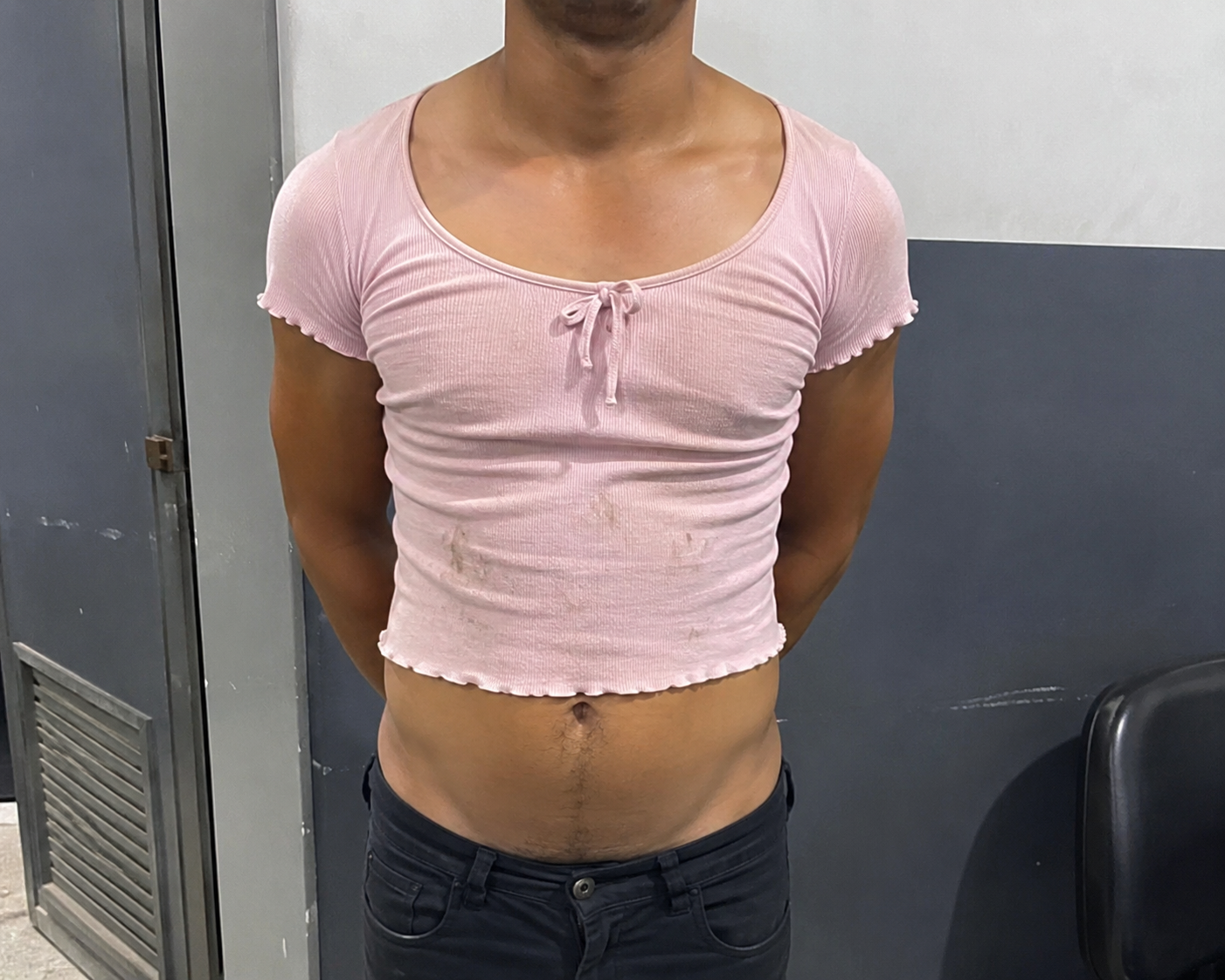 Homem é preso após invadir residência, furtar “blusinha” e vesti-la